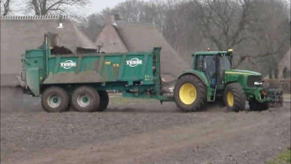 John Deere met Tebbe compost strooien Trekkerweb.nl