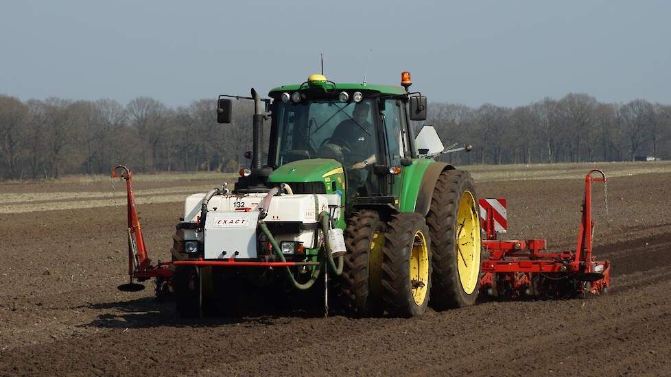 Suikerbieten zaaien John Deere 6430  Trekkerweb