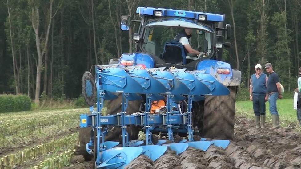 New Holland T7050 met Lemken 5 schaar wentelploeg - Trekkerweb.nl