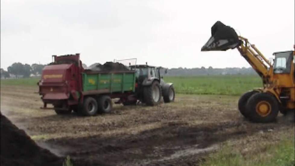 Compost strooien met Valtra Trekkerweb.nl