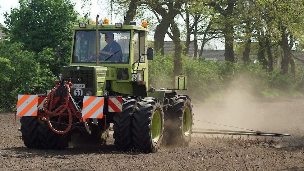 Bloemen mengsel ineggen met MB Trac 800 - Trekkerweb.nl