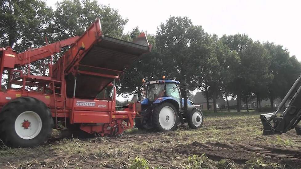 Aardappelsrooien met Grimme DR 1500 - Trekkerweb.nl