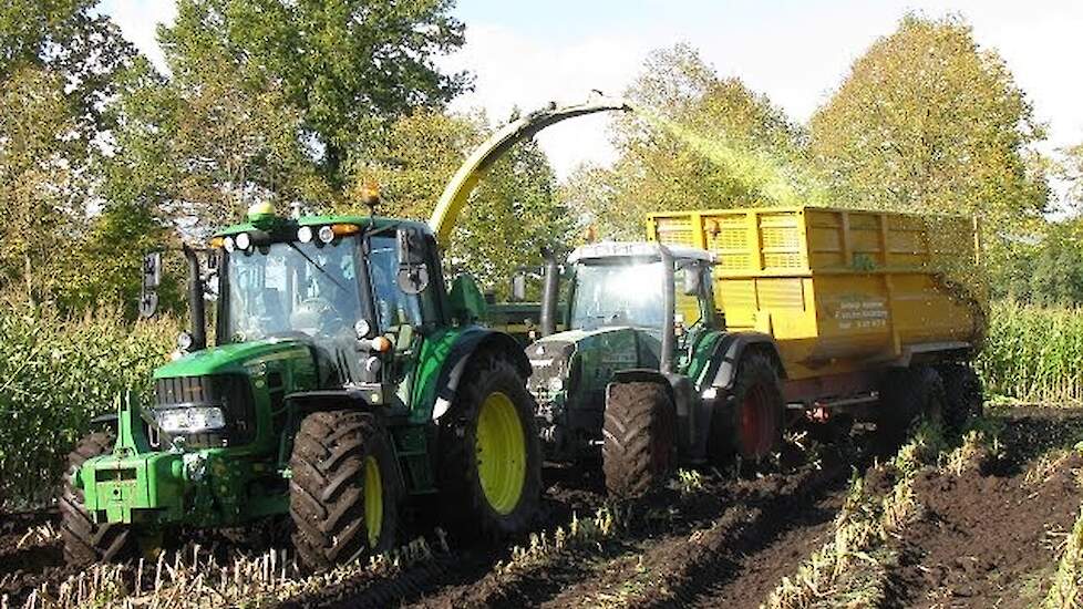 John Deere 6850/modderen/maishakselen/mud/harvesting maize/The Netherlands/v/d Hardenberg Elspeet