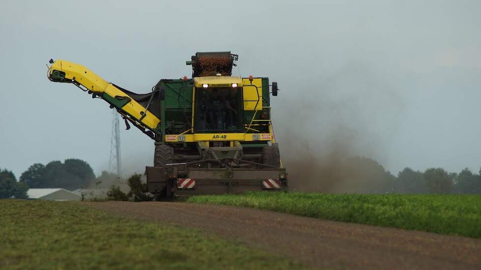 Wortels rooien met Ploeger - Trekkerweb.nl