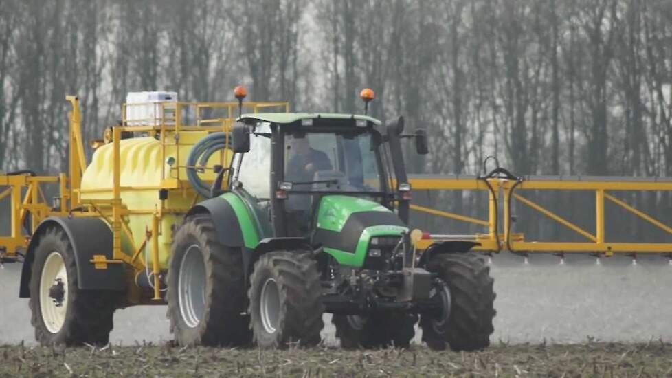 Deutz Fahr Agrotron 150 met Dubex Actor Glyfosaat spuiten Trekkerweb