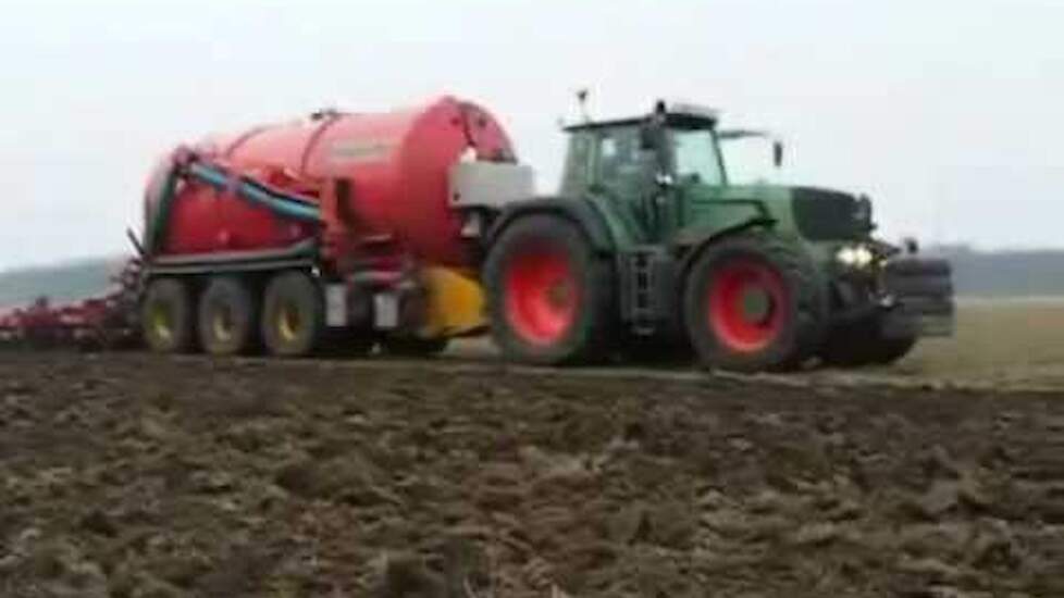 Huiskamp aan het bouwland bemesten met Fendt 924- Trekkerweb.nl