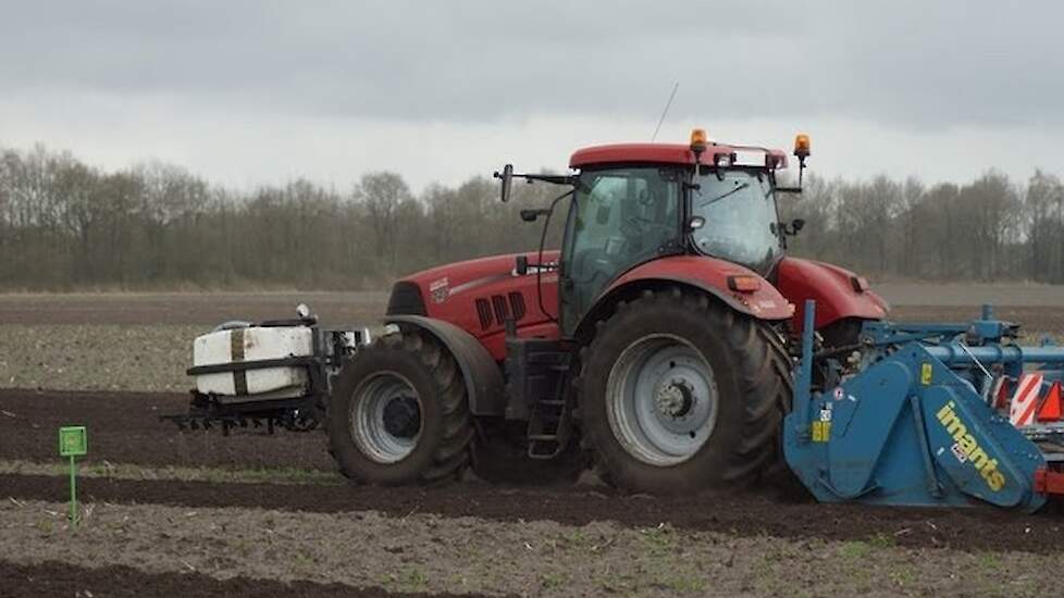 Case-IH Puma 225 CVX brullen met de Imants spitmachine Trekkerweb