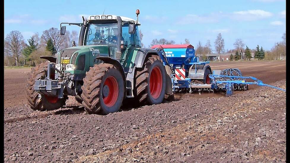 Fendt 926 met Lemken Solitair 9 in de erwten