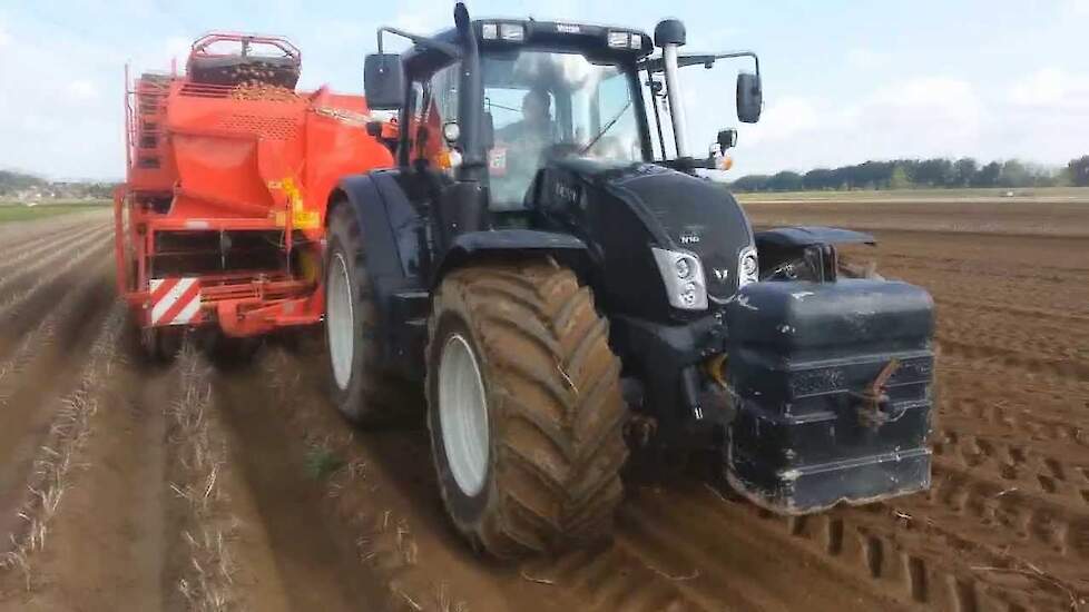 Rooien met Grimme SE 150-60 en Valtra - Trekkerweb