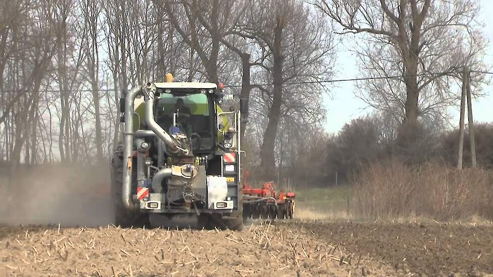 Agrar service Terhuf met Claas Xerion en SGT mestinjecteren Trekkerweb