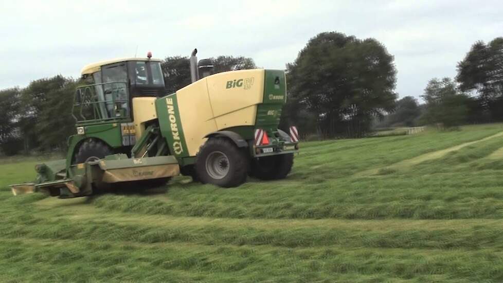 Ben Heering in het gras met Krone Big M 420 - Trekkerweb