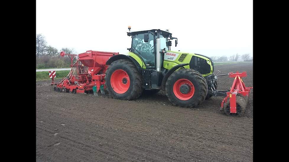 Claas Axion 850 met zaaicombinatie van Kverneland Trekkerweb