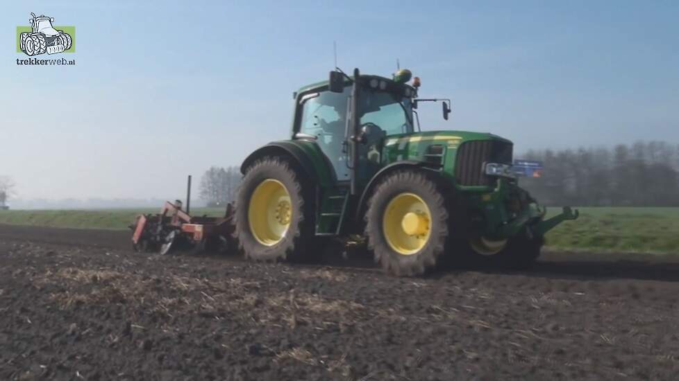 John Deere 6830 met Miedema CP42T aardappelspoten Trekkerweb