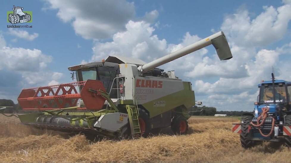 Claas Lexion 420 in de zomertarwe Jan Veenhuis in het transport Trekkerweb