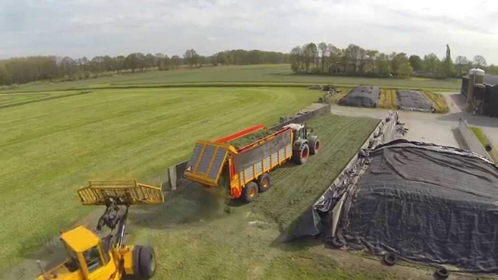 Loonbedrijf Jansen Wijhe in het eerste gras Trekkerweb claas Jaguar veenhuis ernte quadcopter