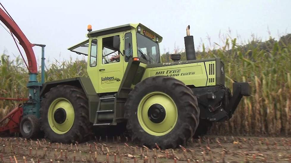 Unimog en MB Trac aan het maïshakselen Trekkerweb