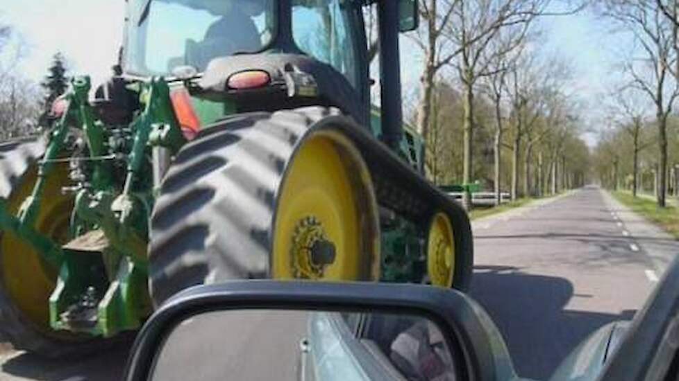 John Deere 8345 RT haalt auto in - Trekkerweb.nl