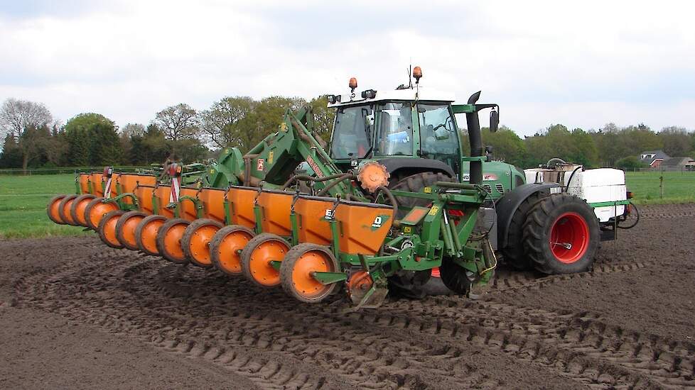 Fendt 716 Amazone mais zaaien Trekkerweb.nl