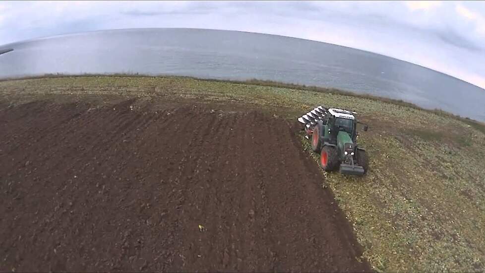 Fendt 820 met Kverneland EO 300/100HD 6 schaar wentelploeg -Trekkerweb