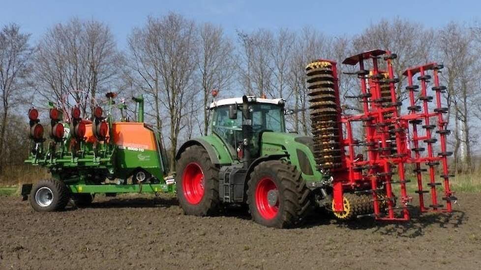 Fendt 936 met Güttler en Amazone EDX 6000 TC maiszaaimachine Trekkerweb