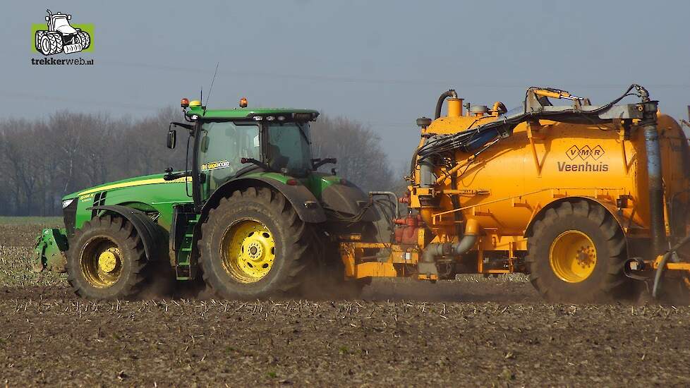 John Deere 8295R 295 PK van loonbedrijf Vroege aan het mestinjecteren trekkerweb manure slurry