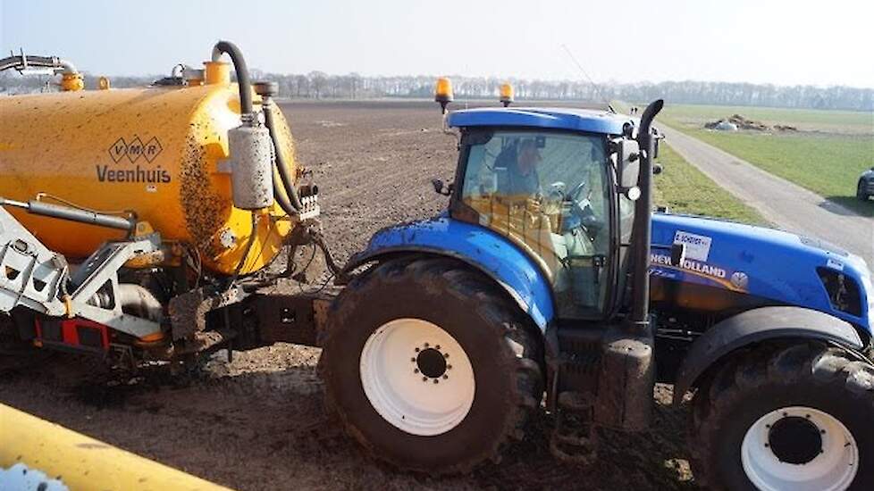 New Holland T7.235 Loonbedrijf B Scheper BV uit Westerbork aan het mestinjecteren trekkerweb