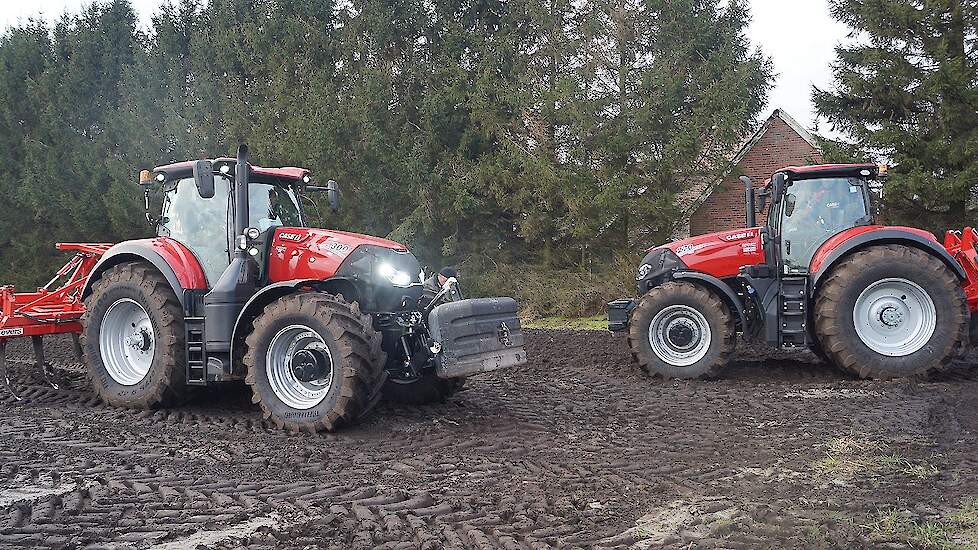 New Case-IH Optum 300 en 270 CVX working in the field with Evers Agro Trekkerweb