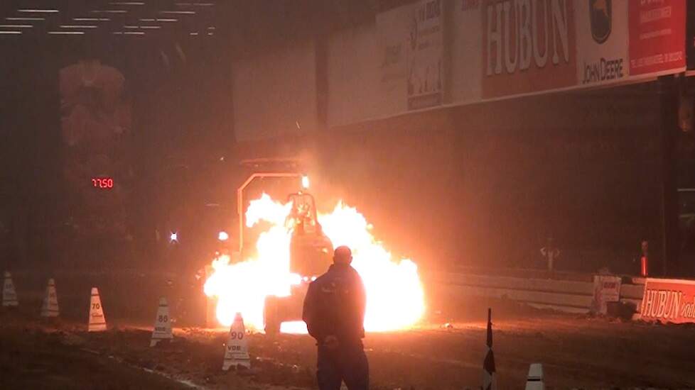 Vuur,rook en spektakel bij Indoor Tractorpulling in Assen Trekkerweb TT-hall