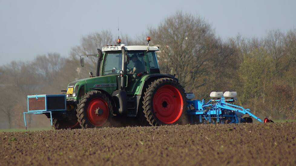 Fendt vario 711 loonbedrijf Harms Erica bieten zaaien met Monosem Trekkerweb