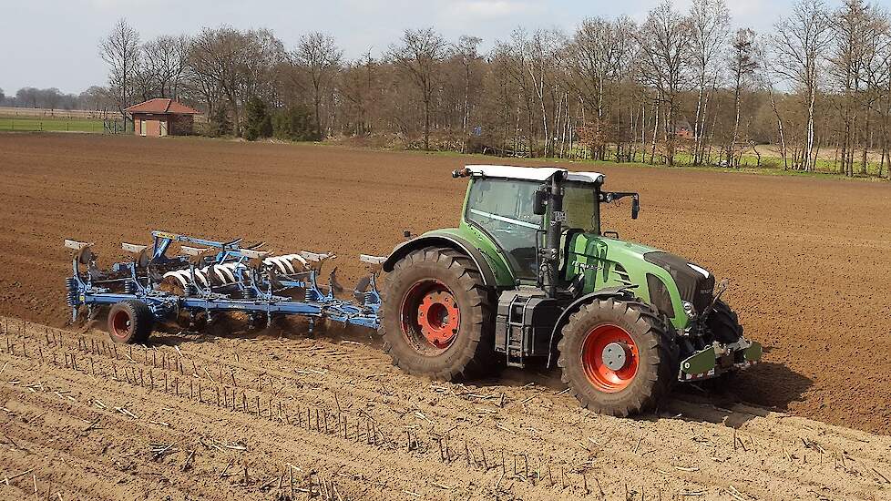 Fendt 927 met 6 schaar Lemken ploeg neemt packer mee incl AGRIbumper Trekkerweb