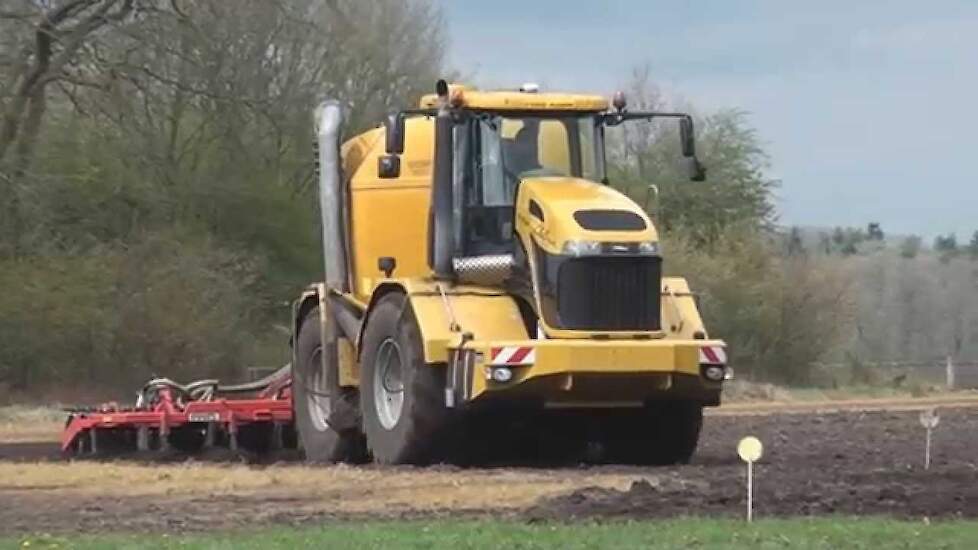 Brullen ! Challenger TerraGator loonbedrijf Koonstra - Trekkerweb.nl