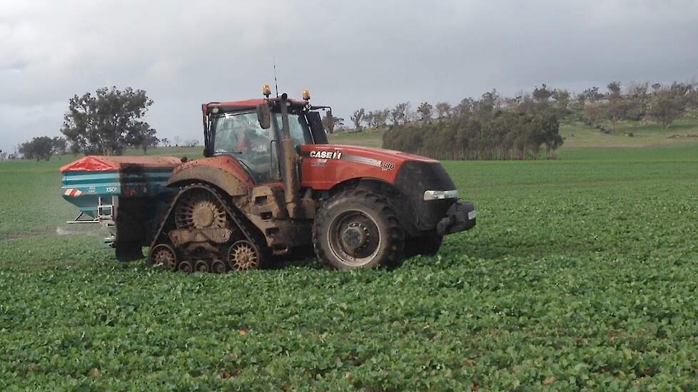 Case-IH Magnum 380 Rowtrack en Sulky X50 Econov op nat perceel in Australie Trekkerweb