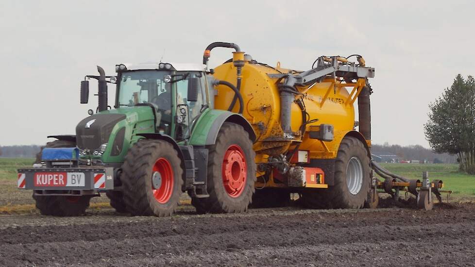 Gloednieuwe Fendt 936 en een 14 kuubs Veenhuis Loonbedrijf Kuper uit Klazienaveen Trekkerweb