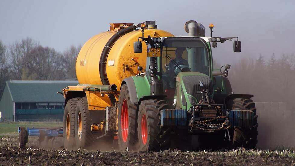 Fendt Vario 718 met Veenhuis 20 kuubs tank  Trekkerweb