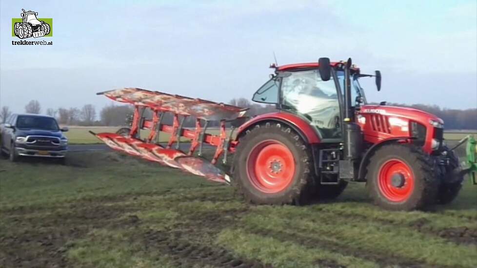 Primeur voor Nederland Kubota M7151 met Kubota RM3000V ploeg Trekkerweb