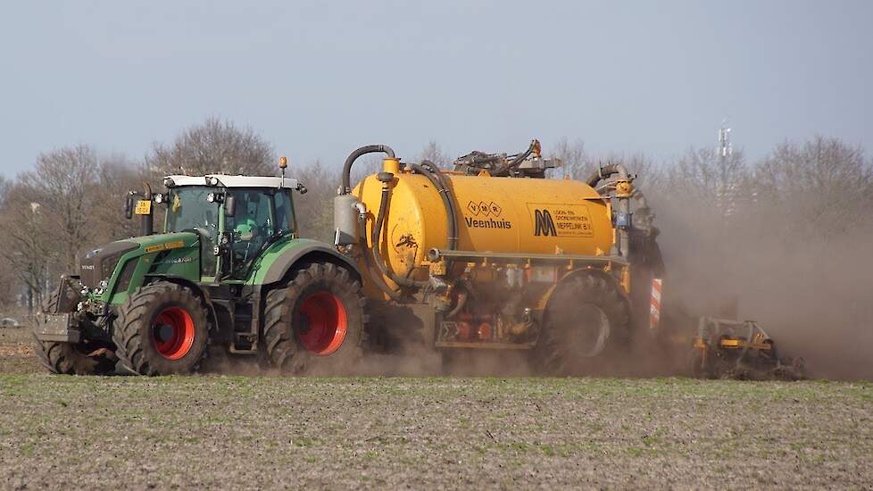 Fendt 824 Vario met Veenhuis tank in rap tempo aan het bemesten Trekkerweb