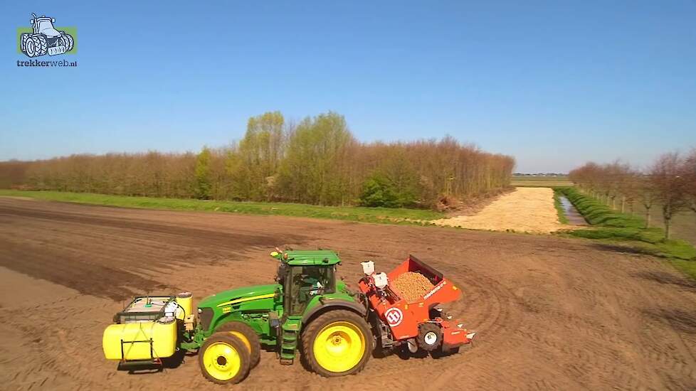 John Deere`s 7930 Miedema CP42 T pootmachines aan het aardappelen poten Trekkerweb