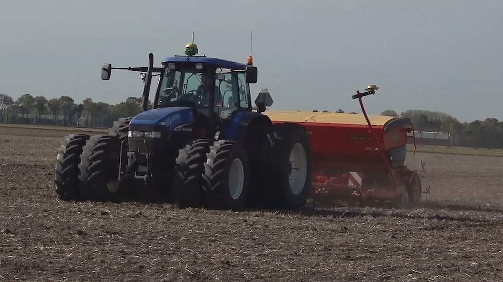 Väderstad Rapid zaaimachine bij Maatschap Bosma uit Nieuwolda