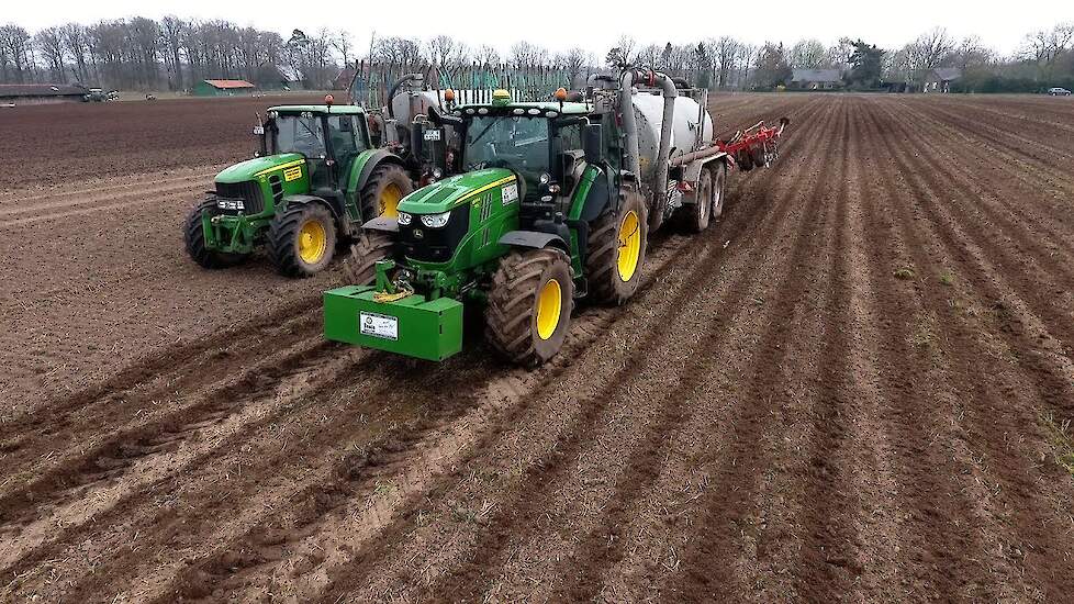 Dierlijke mest op stroken met Kuhn Striger strokenbewerkingsmachines