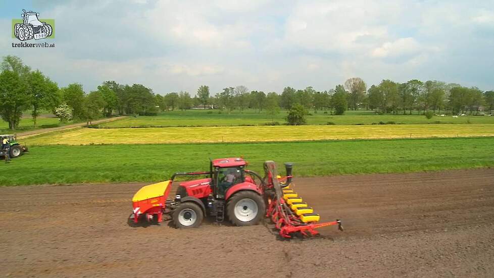 Väderstad Tempo V aan het maïszaaien tijdens de demotour Trekkerweb sowing corn