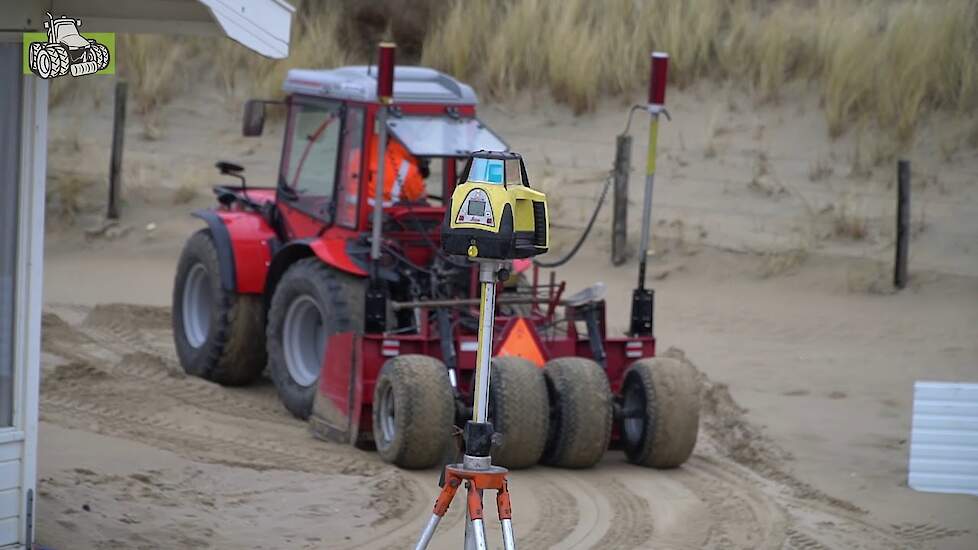 Antonio Carraro SX 7800S met de kilverbak op het Noordzeestrand