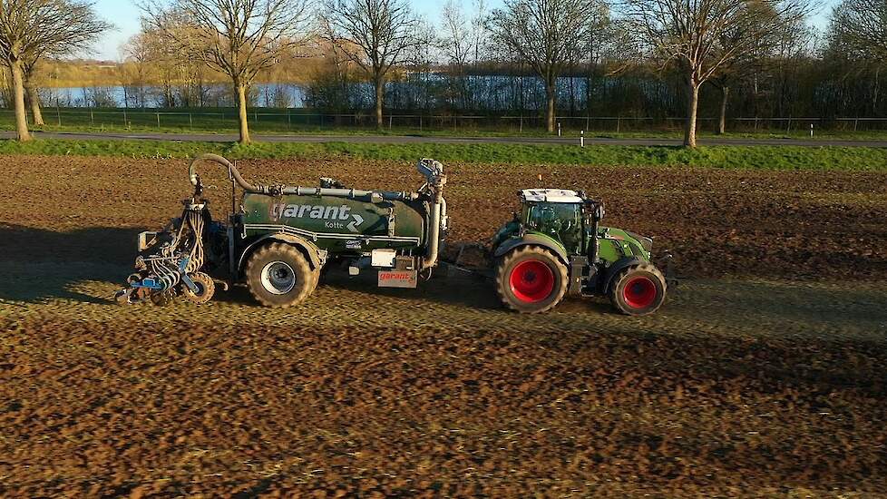 Fendt 718 en Kotte Garant tank aan het bouwland bemesten