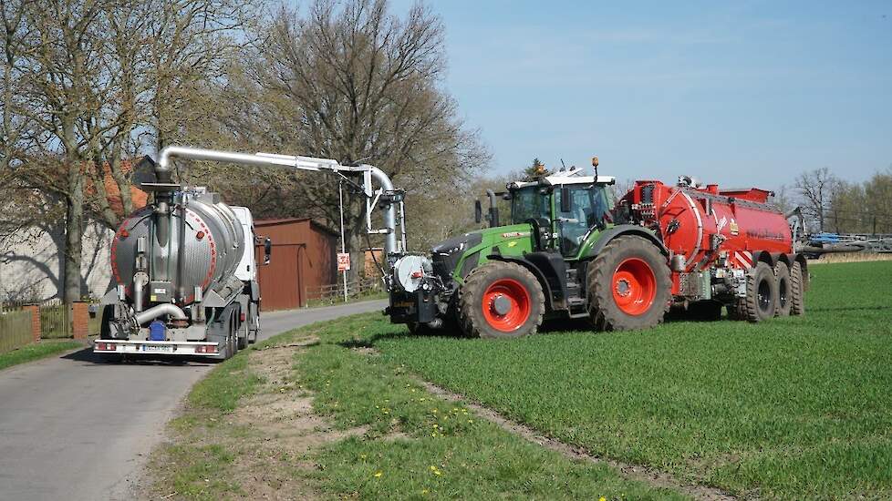 Fendt 942 met eigenbouw mesttank Bomech, Kaweco, Michelin - Krude