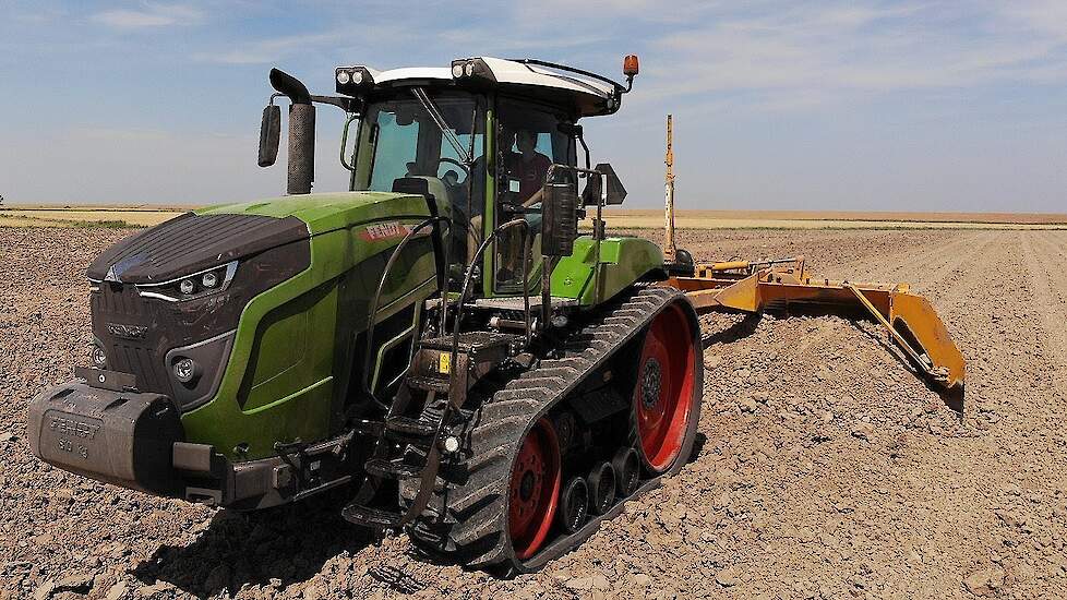 Kilveren Fendt 943 Vario MT met Bos Kilverbak bij loonbedrijf Klaas Fekkes