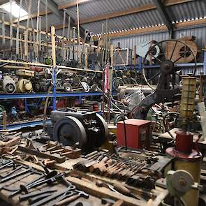 Behalve trekkers verzamelt Ad Potters ook nog gereedschap, werktuigen, stationaire motoren en oude bromfietsen.