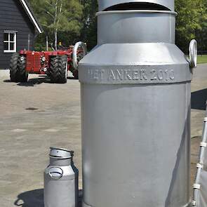 Van een oude dieselolietank maakte Ad Potters deze buitenmodel melkbus. Hij is drie keer zo groot als het origineel dat er naast staat.