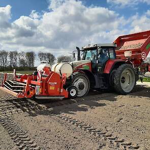 Daarnaast een vierrijige Structural 4000 van Dewulf, getrokken door een Steyr 6150 CVT.