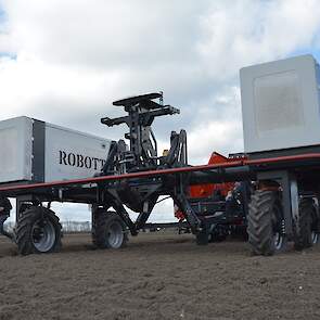 Vanuit stilstand heeft de robot af en toe enige moeite om de pootmachine (2.400 kg, exclusief pootgoed) van zijn plek te krijgen. En daar ligt ook de uitdaging voor de toekomst, vertelt Veldhuisen. „Deze robot is niet gemaakt voor zware machines.”