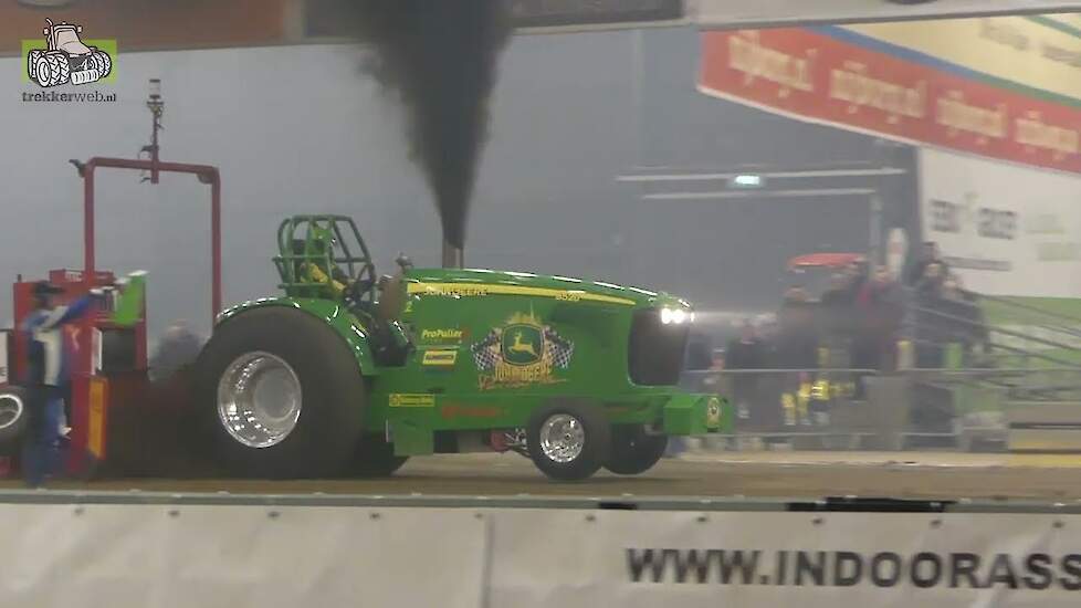 Strak aan de baan tractorpulling Assen