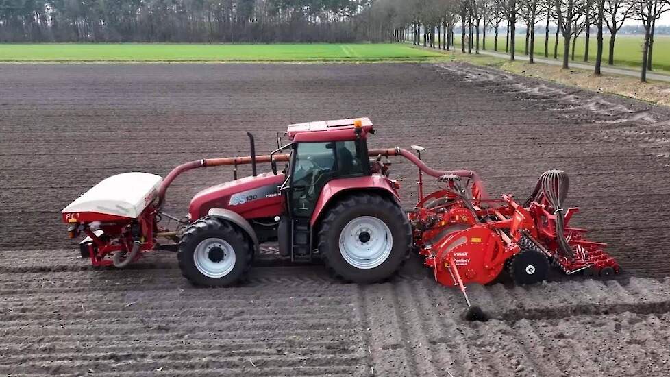 Farmax perfect II en Case CS130 spitten en zaaien tegelijk